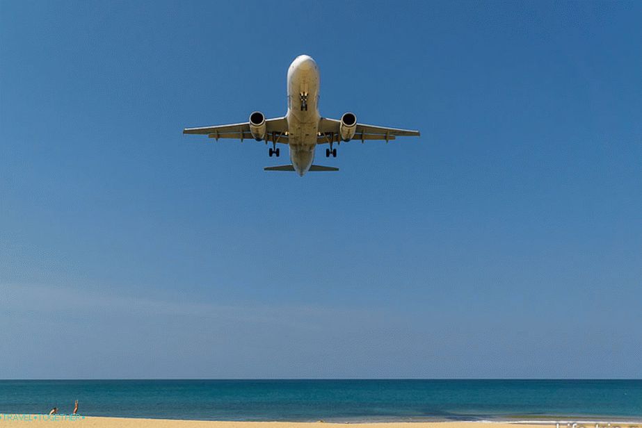 Самолет над головой. Пляж май Кхао. Май као Пхукет. Пляж май Кхао на Пхукете.