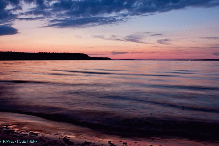 Озеро волга. Озеро Волго. Озеро Волго Тверская область фото. Тверская область, озеро Волго - коса - лето. На закате дня на озере Волго Тверская область.